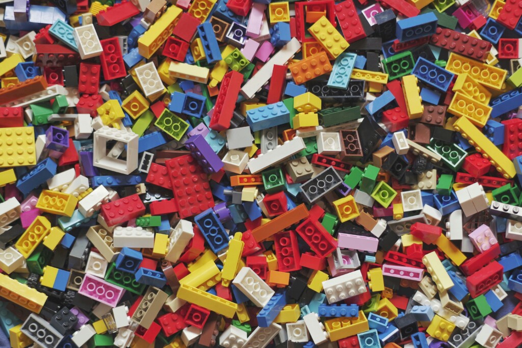Zdjęcie rozrzuconych klocków Lego