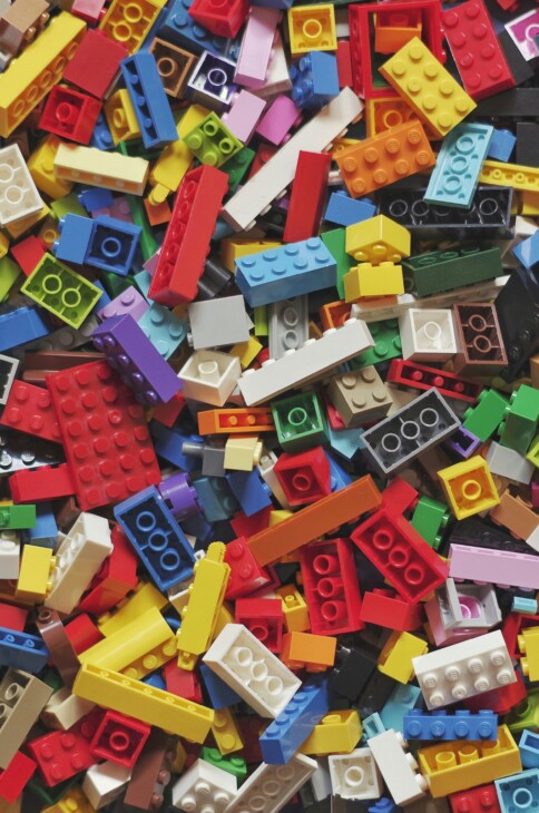 rozrzucone klocki lego