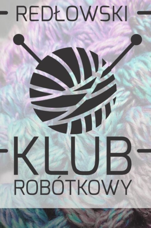 Włóczka z wbitymi drutami. Na górze napis: "Redłowski", na dole "Klub Robótkowy"
