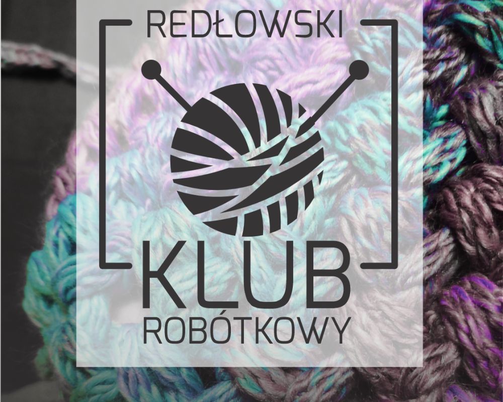 Włóczka z wbitymi drutami. Na górze napis: "Redłowski", na dole "Klub Robótkowy"