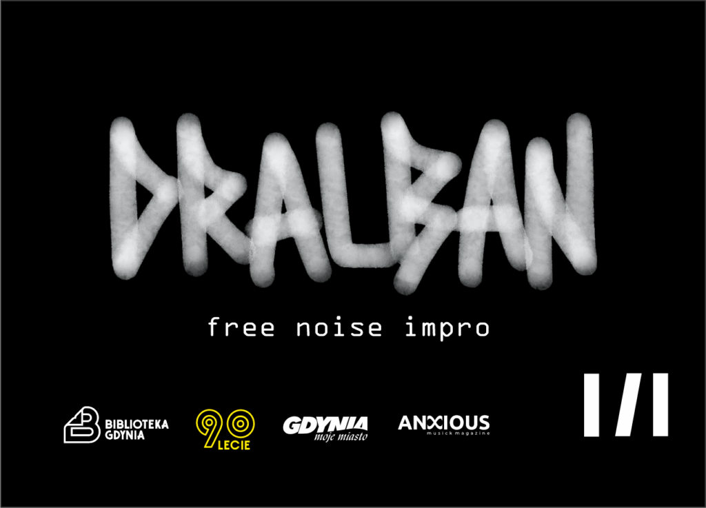 Na czarnym tle biały, niewyraźny napis "Dralban". Pod spodem mniejszym drukiem napis: "free noise impro". Na dole logotypy Biblioteki Gdynia, miasta Gdynia i magazynu Anxious.