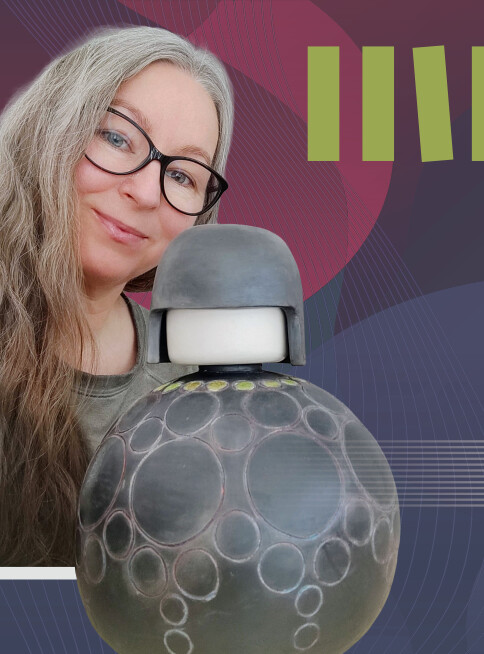 Lalka ceramiczna. Z tyłu młoda kobieta w długich blond włosach.