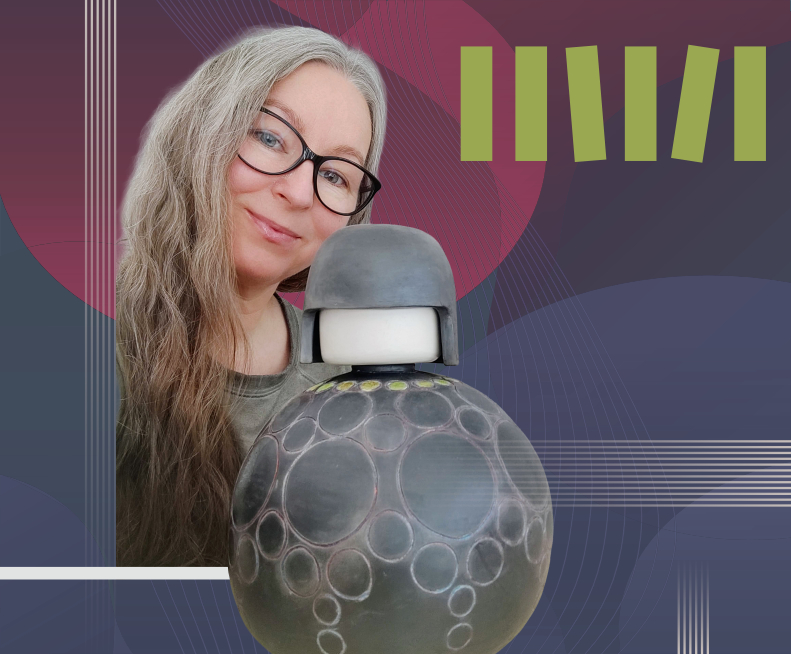 Lalka ceramiczna. Z tyłu młoda kobieta w długich blond włosach.