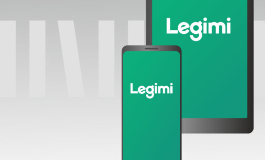 Telefon oraz czytnik. Na ich ekranach wyświetla się biały napis "Legimi" na zielonym tle. Urządzenia są na szarym tle. Na dole widnieją logotypy partnerów oraz Biblioteki Gdynia.