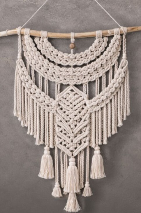 makrama z białego sznurka na patyku