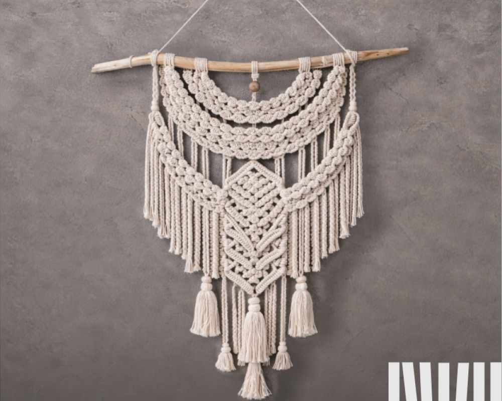 makrama z białego sznurka na patyku