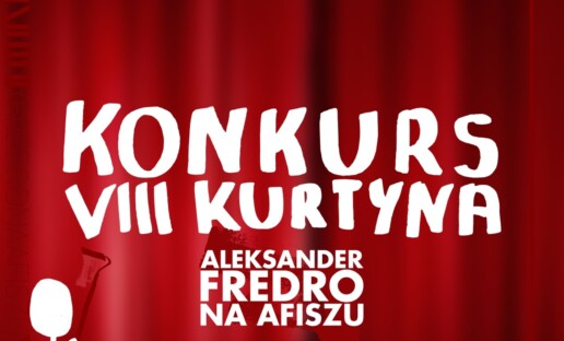 Czerwona kurtyna teatralna. Na niej biały napis: "Konkurs VIII Kurtyna, Aleksander Fredro na afiszu"