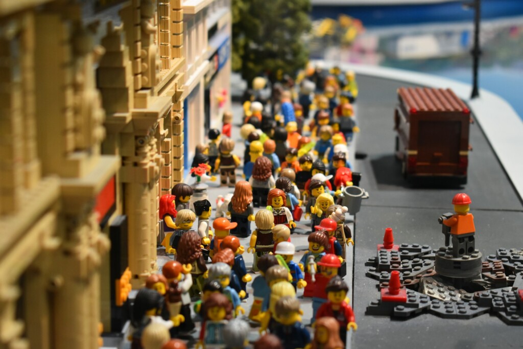 Miasteczko zbudowane z klocków LEGO pełne figurek