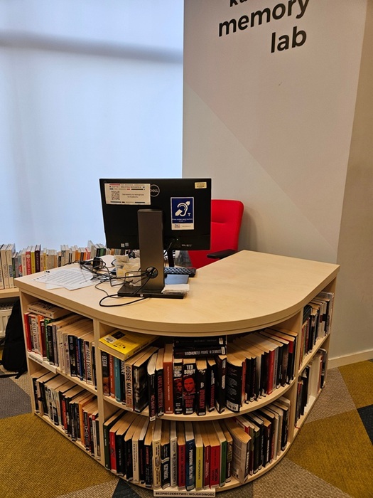 Zdjęcie stanowiska bibliotekarskiego w Bibliotece Śr&oacute;dmieście z widocznym znakiem pętli indukcyjnej.