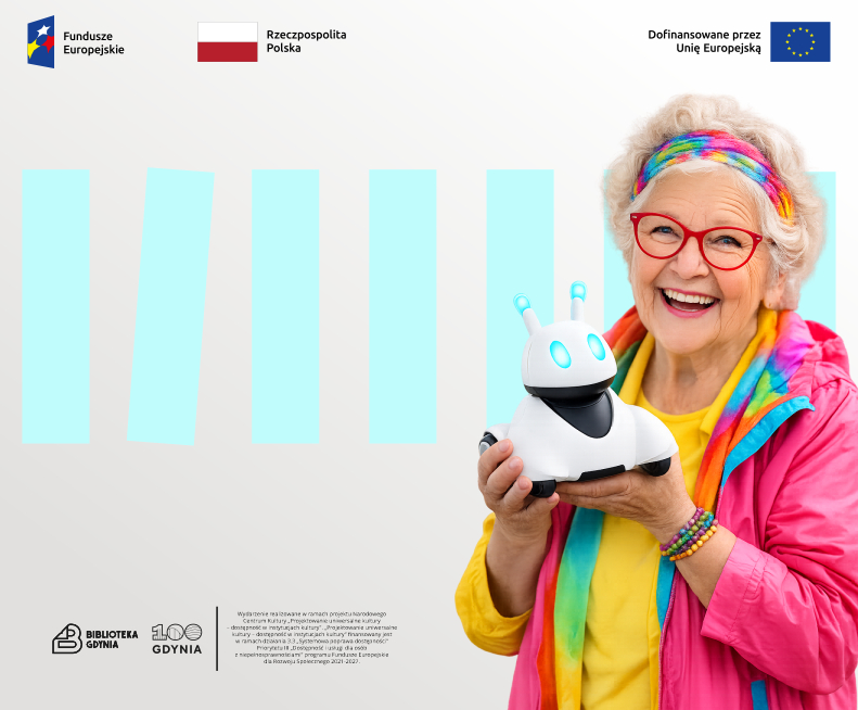 Uśmiechnięta seniorka trzymająca w ręku małego robota PHOTON