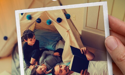 Ojciec czyta dzieciom książkę w domowym namiocie