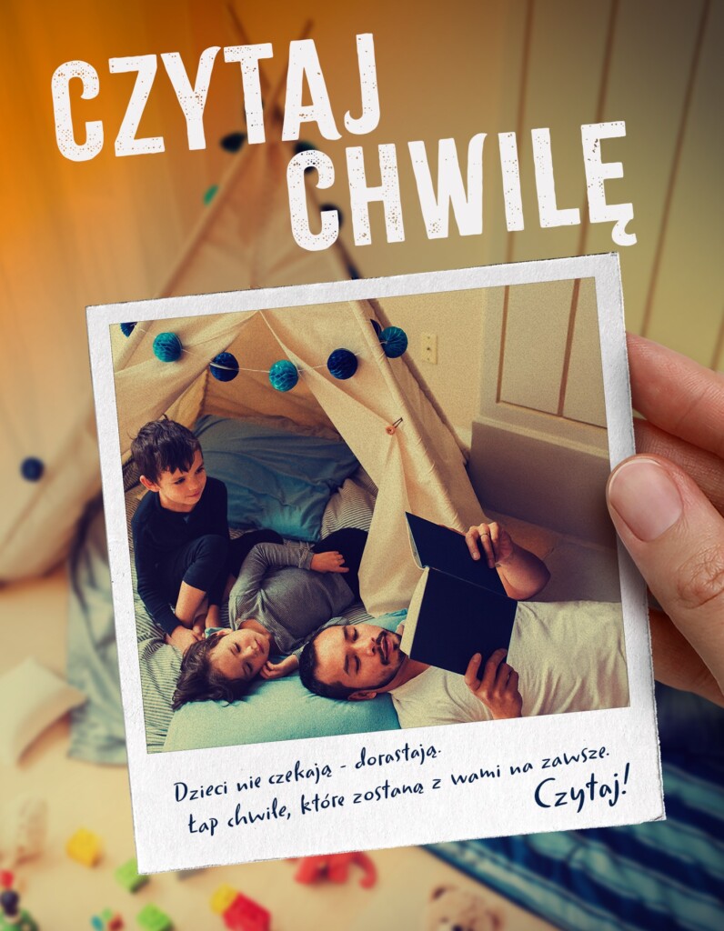 Ojciec czyta dzieciom książkę w domowym namiocie