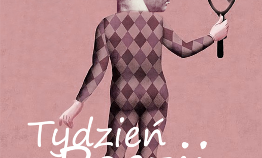 Na różowym tle odwrócona plecami postać, ubrana w jednoczęściowy strój w kratkę w różnych odcieniach fioletu. Postać przegląda się w lusterku. Jej głowa to głowa kamiennego posągu. Na dole duży biały napis: "Tydzień Poezji"