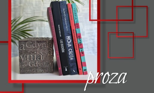 Zdjęcie nominowanych do 20. Nagrody Literackiej Książek w kategorii proza, opartych o kostkę-nagrodę.