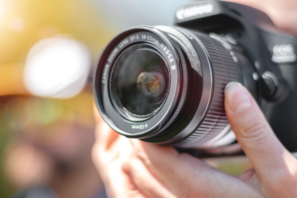 Aparat fotograficzny w dłoniach