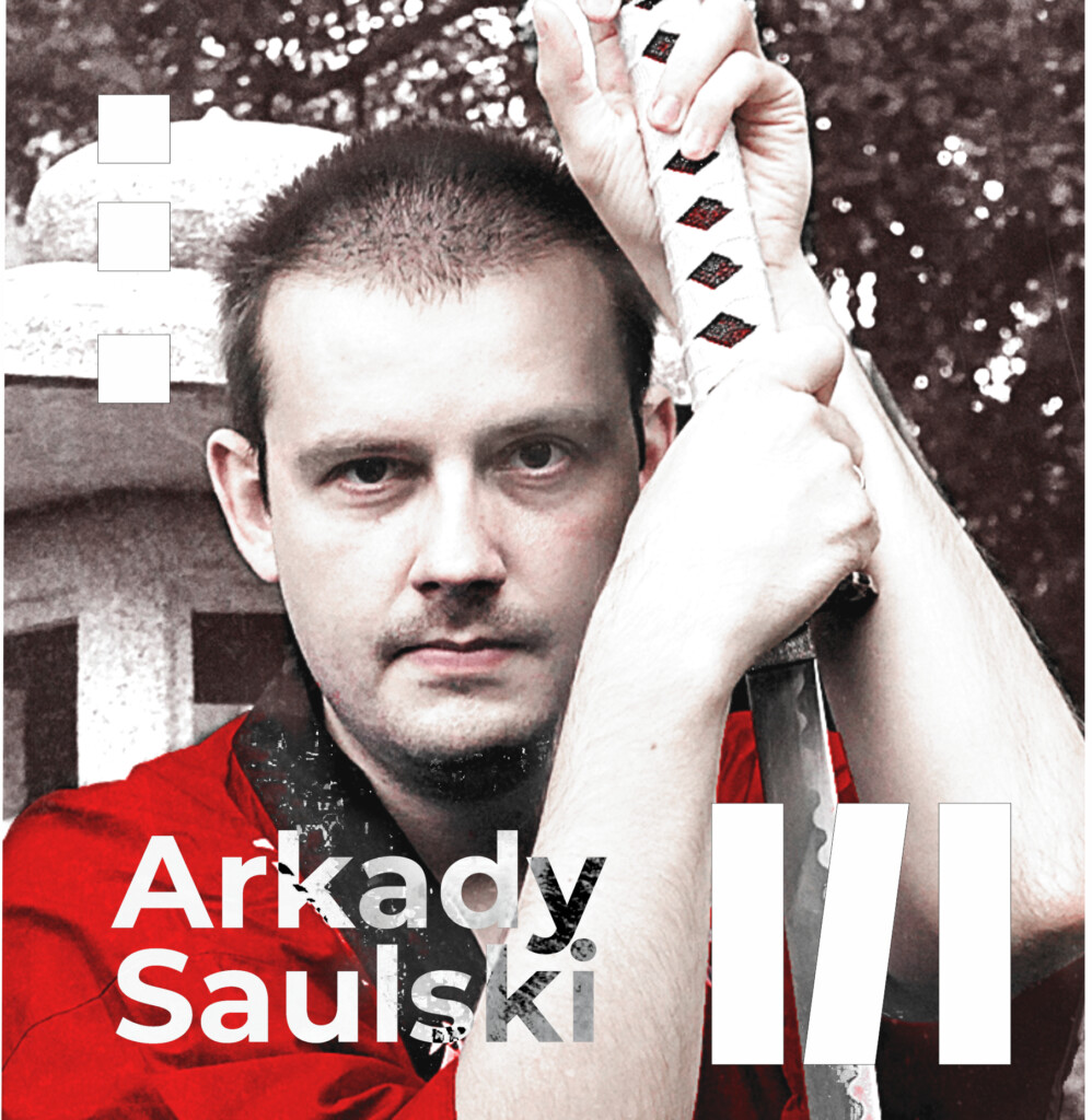 Arkady Saulski. Młody mężczyzna z mieczem samurajskim w dłoniach