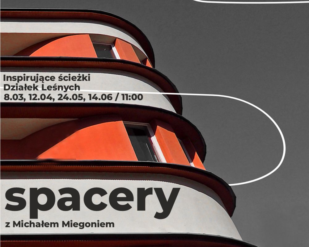 Fragment gdyńskiej kamienicy z informacjami o spacerach.