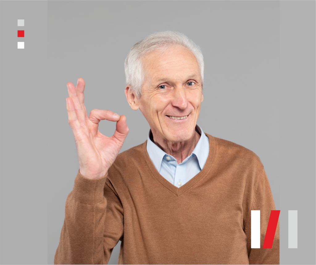 Senior pokazujący ok