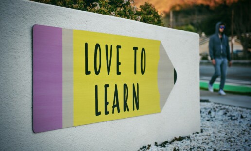 Duża naklejka ścienna przedstawiająca ołówek z napisem "Love to learn"