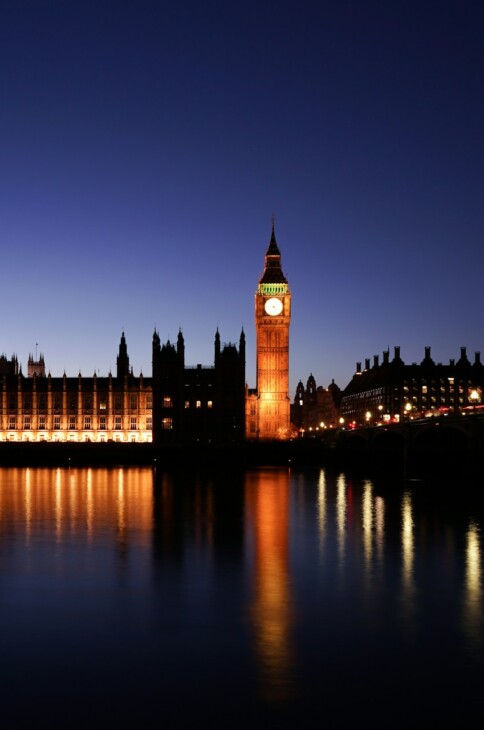 Widok na brytyjski parlament nocą.