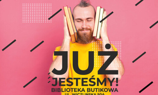 Na różowym tle młody mężczyzna w żółtej koszulce, z rudą brodą i irokezem na głowie. Trzyma w dłoniach książki, które przytula do swojej twarzy. Ma zrelaksowany wyraz twarzy. U góry loga Biblioteki Gdynia i Miasta Gdynia. Na środku czarny napis: "Już jest