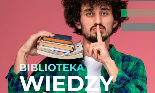 Mężczyzna trzyma książki na ramieniu i gestem prosi o ciszę