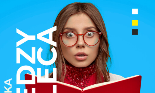 Kobieta przegląda książkę zdziwiona, po jej lewej stronie napis: Biblioteka Wiedzy poleca