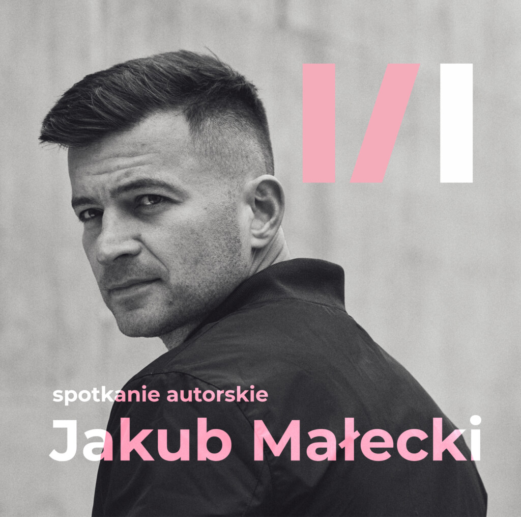Jakub Małecki - czarnobiałe zdjęcie. Młody mężczyzna w krótkich, ciemnych włosach