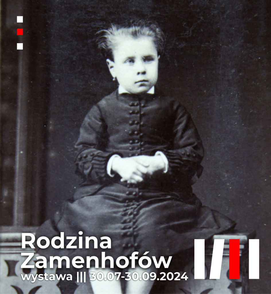 Czarnobiałe zdjęcie przedstawiające dziecko w czarnej sukience.