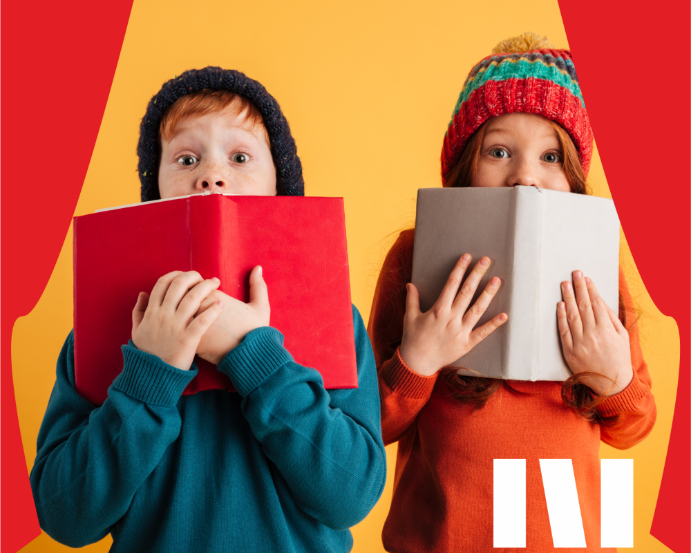 Zdjęcie dwóch dzieci chowających się za otwartymi książkami