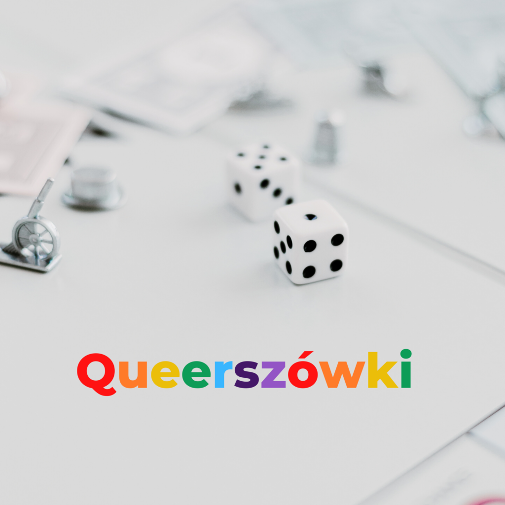 Zdjęcie białych kostek k6 i tęczowym napisem "Queerszówki"