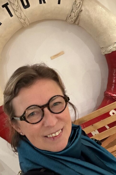 Zdjęcie Aleksandry Karkowskiej na tle koła ratunkowego MS Batory.
