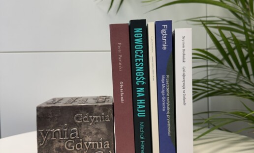 Zdjęcie opartych o kostkę nagrodową książek nominowanych do 21. Nagrody Literackiej Gdynia w kategorii esej