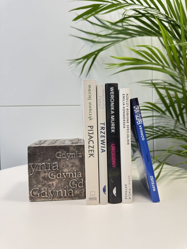 Zdjęcie opartych o kostkę nagrodową książek nominowanych do 21. Nagrody Literackiej Gdynia w kategorii proza