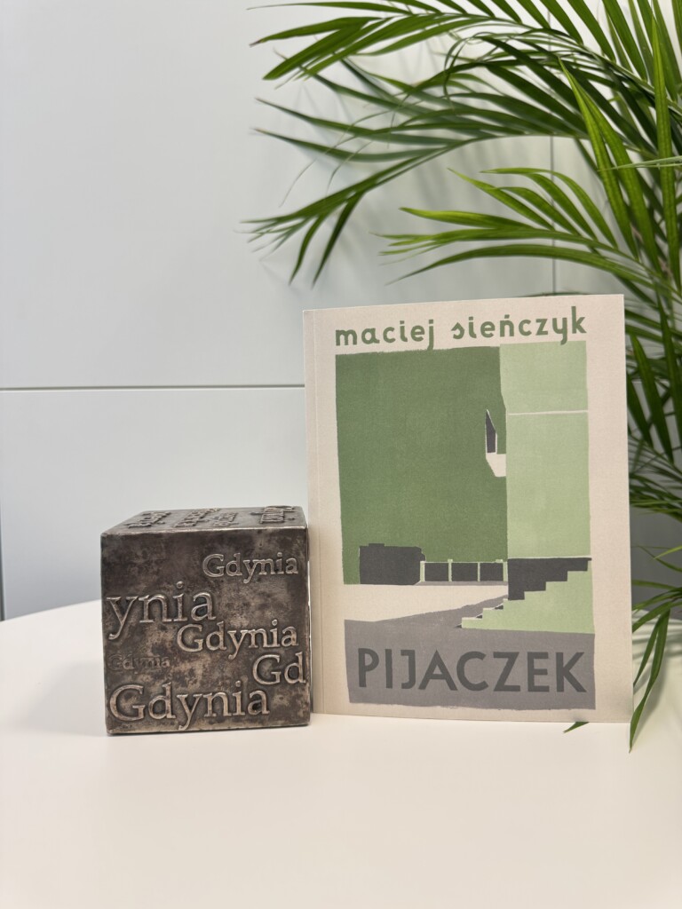 Zdjęcie książki "Pijaczek" koło kostki Nagrody Literackiej Gdynia