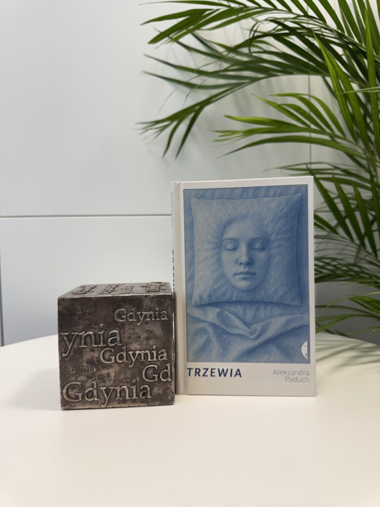 Zdjęcie książki "Trzewia" koło kostki Nagrody Literackiej Gdynia