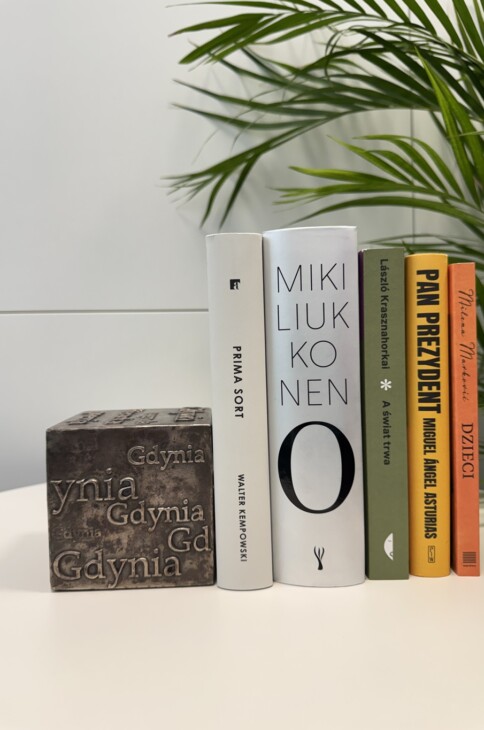 Zdjęcie opartych o kostkę nagrodową książek nominowanych do 21. Nagrody Literackiej Gdynia w kategorii przekład