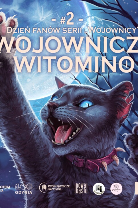 Czarny kot wystawiający łapę do góry. W tle księżyc w pełni.