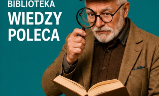 Starszy mężczyzna w kaszkiecie z lupką przy oku patrzy na otwartą książkę. Obok napis Biblioteka Wiedzy Poleca.