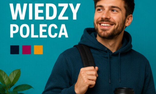 Uśmiechnięty mężczyzna z plecakiem i kubkiem wielorazowym. Obok napis Biblioteka Wiedzy Poleca.