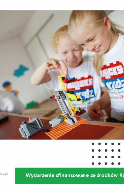 Zdjęcie dwójki dzieci układających klocki LEGO.