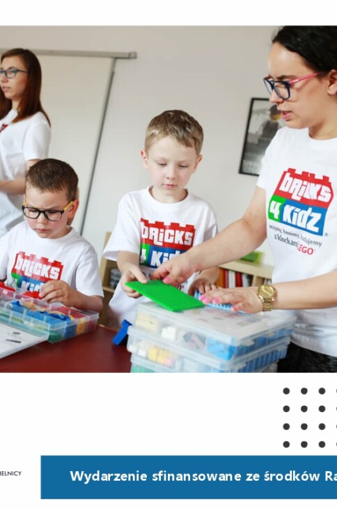 Dzieci układające klocki pod okiem instruktorek