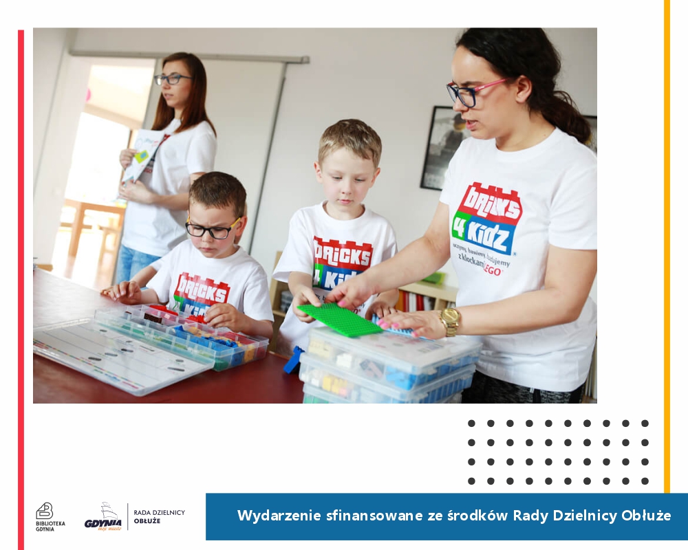 Dzieci układające klocki pod okiem instruktorek