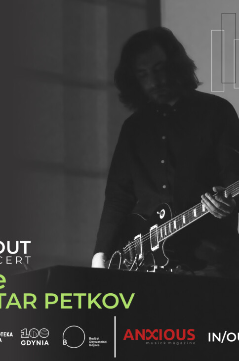 Petar Petkov - mężczyzna w długich włosach z gitarą w rękach. Na dole napis: "IN/OUT KONCERT. Ate Petar Petkov". Poniżej belka z logotypami: Biblioteka Gdynia, Stulecie Gdyni, Budżet Obywatelski, Anxious Magazine, IN/OUT.