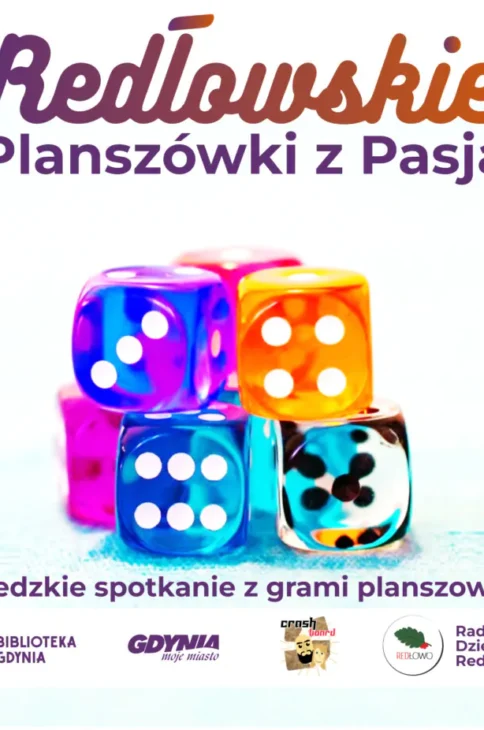 Cztery kości k6 i napis nad nimi Redłowskie Plansz&oacute;wki z Pasją.