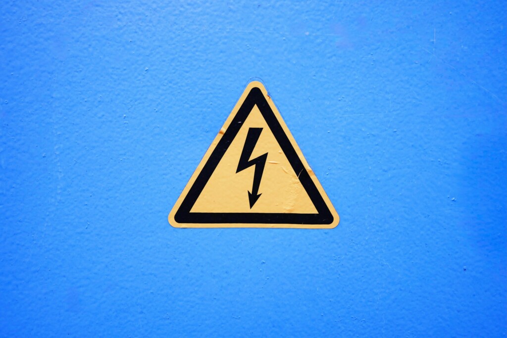 znak ostrzegawczy Uwaga, niebezpieczne napięcie elektryczne