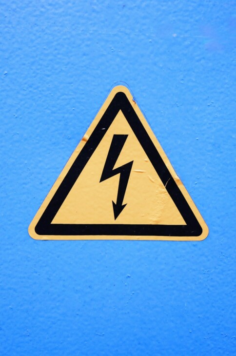 znak ostrzegawczy Uwaga, niebezpieczne napięcie elektryczne