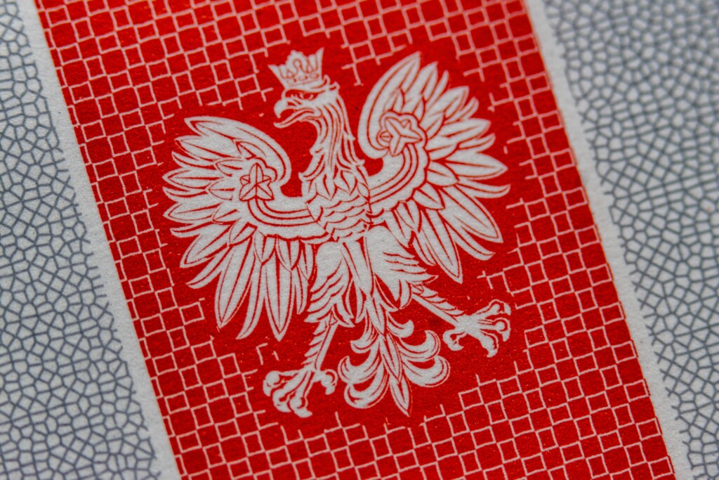 Znaczek z polskim godłem w przybliżeniu